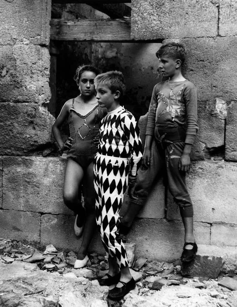 Les-Saltinbamques_-Arlequin-et-Acrobates_-Arles_-1955_Lucien-Clergue