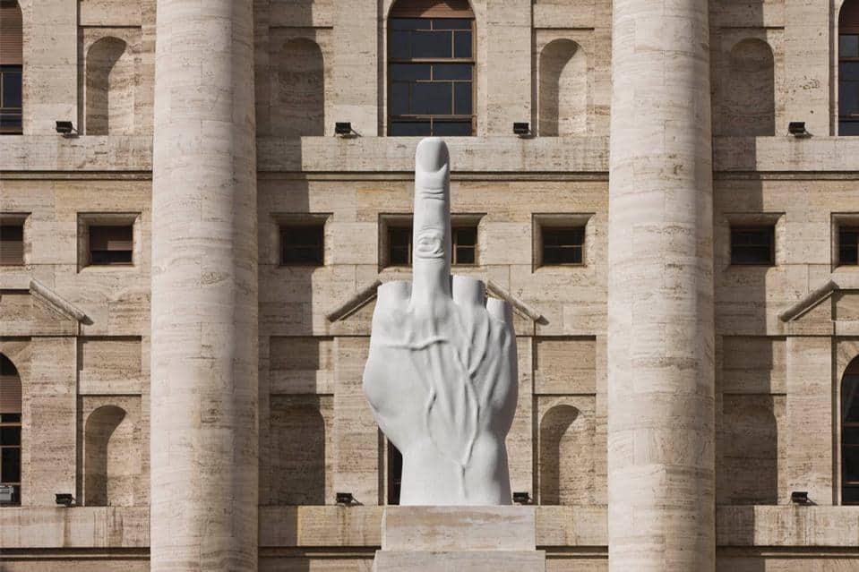 big_273764_8977_7-Maurizio Cattelan, L.O.V.E. 2010, Piazza Affari Milano, photo zeno zotti_big