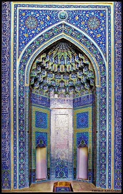 Μίχραμπ (κόγχη εντός του τεμένους που δείχνει τον προσανατολισμό για την Μέκκα) με μουκάρνας στην πόλη Γιάζντ, Ιράν