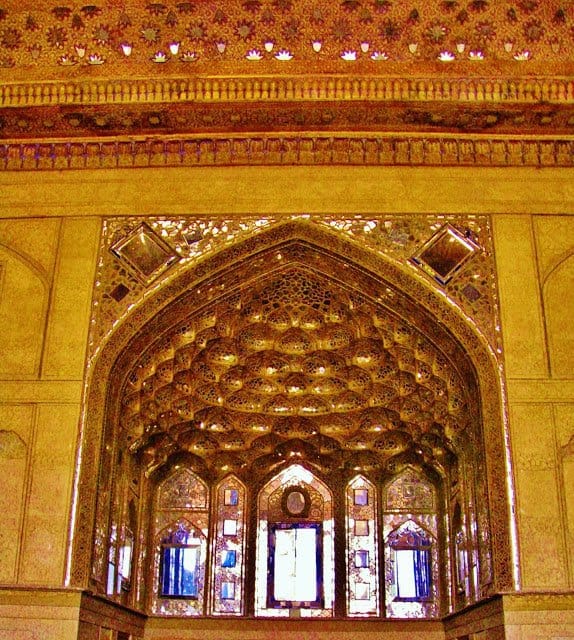 Ανάκτορο Τσεχέλ Σοτούν, Ισφαχάν, Ιράν. Μουκάρνας με καθρέφτες.