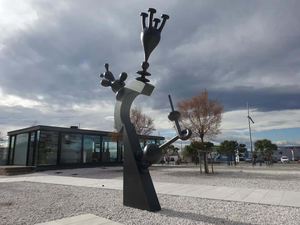 Το γλυπτό του Μαρκ Χατζηπατέρα Invitation, στη Νέα Παραλία της Θεσσαλονίκης.